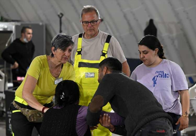 <p>Silke Lorenz, 2 yıl önce Almanya'da yaşanan sel felaketinde de gönüllü görev yaptığını ve acil durumlara alışık olduğunu söyledi.</p>
