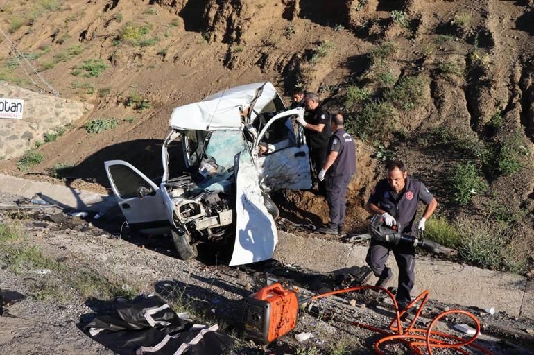 Erzurumda feci kaza Ambulans ve otomobil çarpıştı: 4 ölü, 1 yaralı