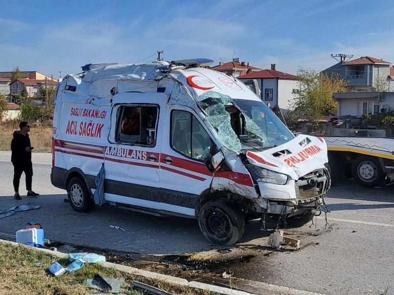 Hasta taşıyan ambulansla otomobil çarpıştı: 3'ü<!--S_linking--><a  data-cke-saved-href=